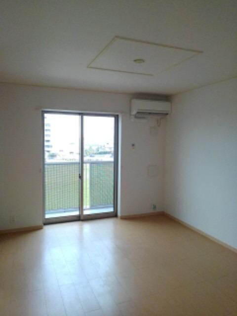 物件内観写真4　(居室・リビング)