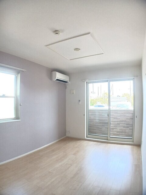 物件内観写真4　(居室・リビング)