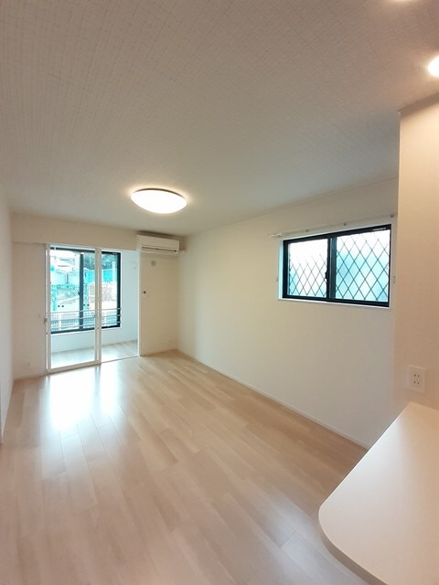 物件内観写真8　(居室・リビング)