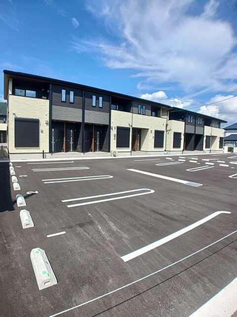 物件外観写真2　(駐車場)