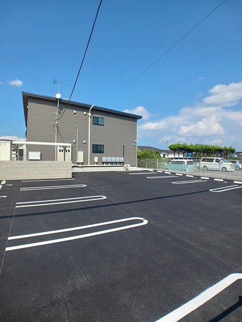 物件外観写真3　(駐車場)