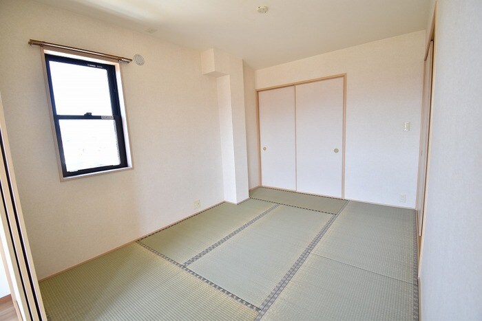 物件内観写真10　(和室6帖)