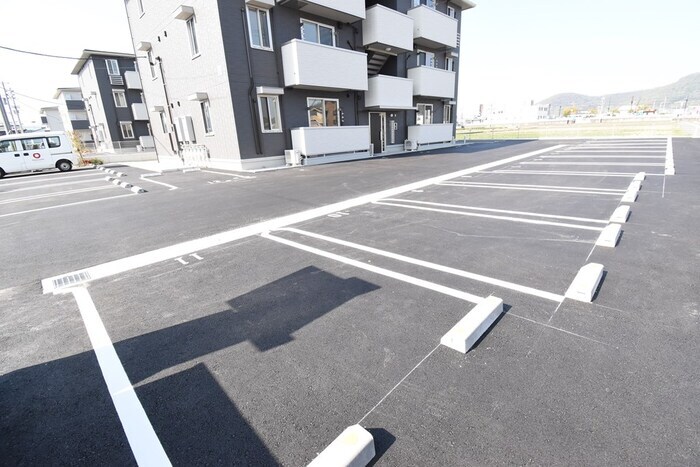 物件外観写真2　(駐車場)