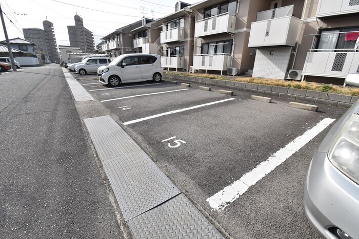 物件外観写真2　(駐車場)