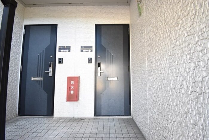 物件外観写真2　(玄関)