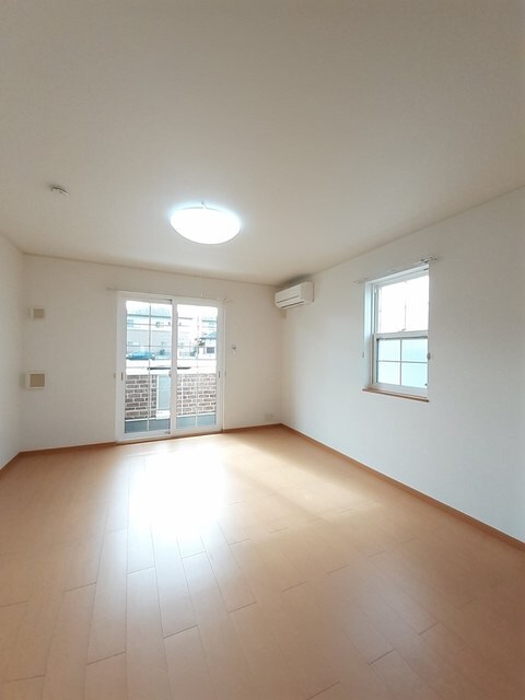 物件内観写真4　(居室・リビング)