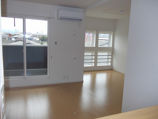 物件内観写真3　(居室・リビング)