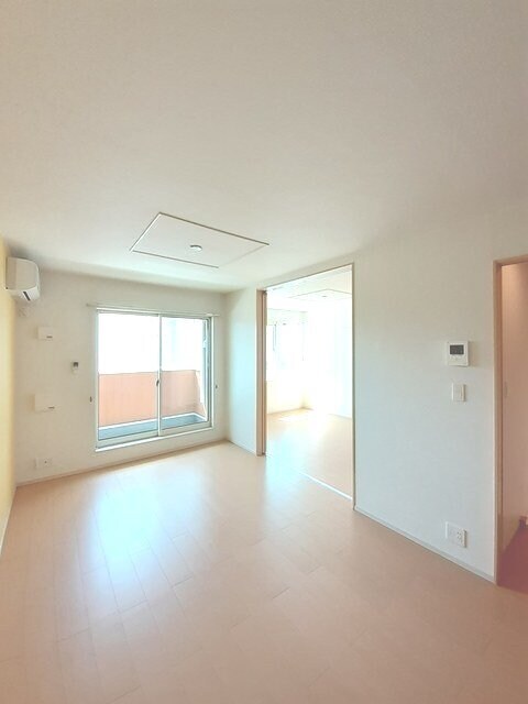 物件内観写真3　(居室・リビング)