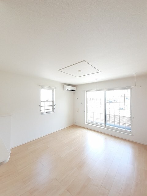 物件内観写真3　(居室・リビング)