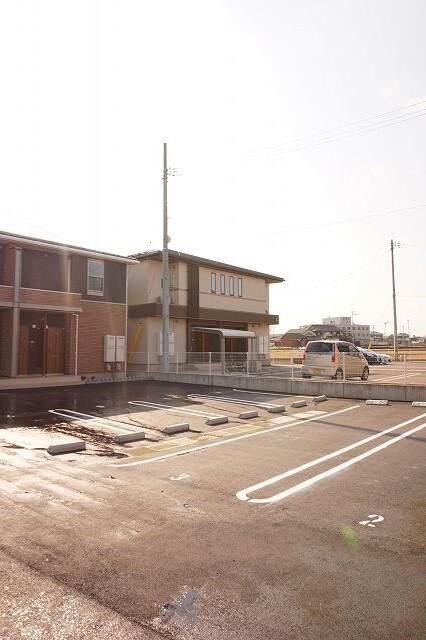 物件外観写真3　(駐車場)