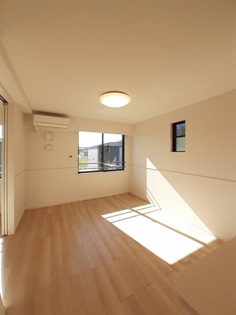 物件内観写真3　(居室・リビング)