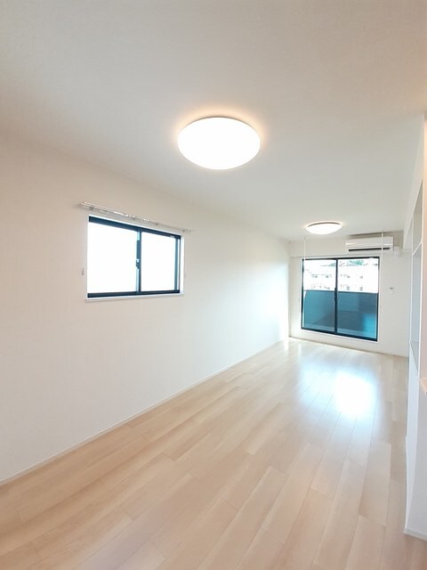 物件内観写真8　(居室・リビング)