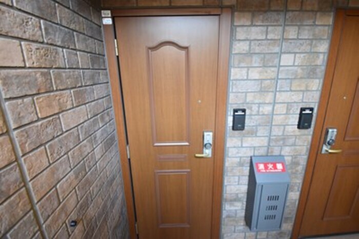 物件外観写真2　(玄関)