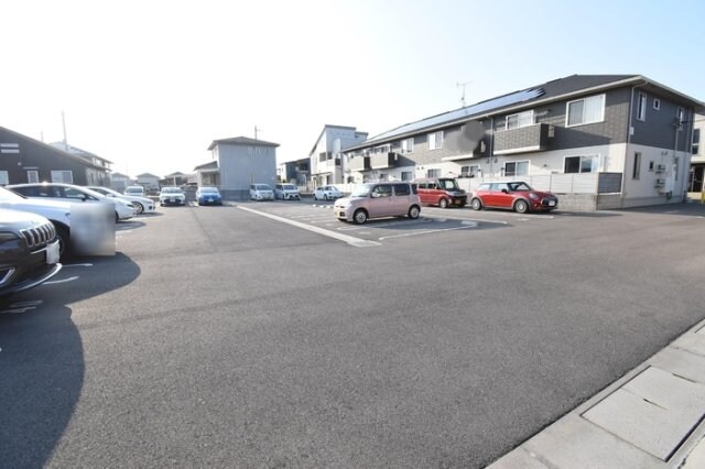 物件外観写真3　(駐車場)