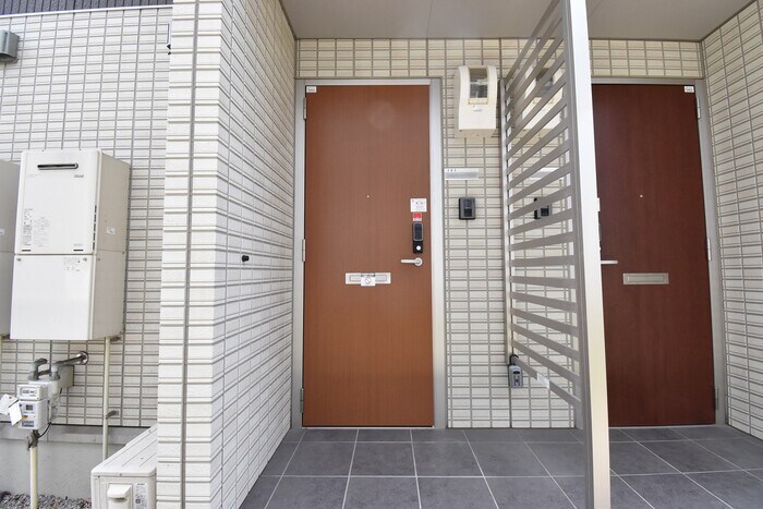 物件外観写真2　(玄関)