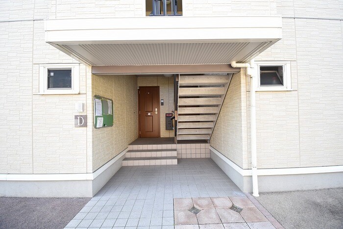 物件外観写真2　(エントランス)