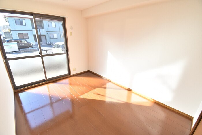 物件内観写真8　(南西洋室６帖)