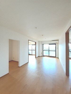 物件内観写真3　(居室・リビング)