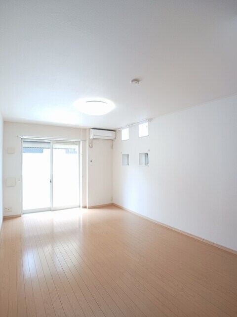 物件内観写真3　(居室・リビング)