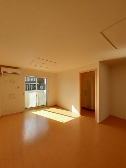 物件内観写真8　(居室・リビング)