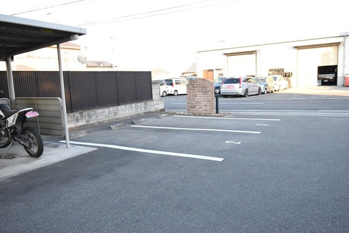 物件外観写真2　(駐車場)