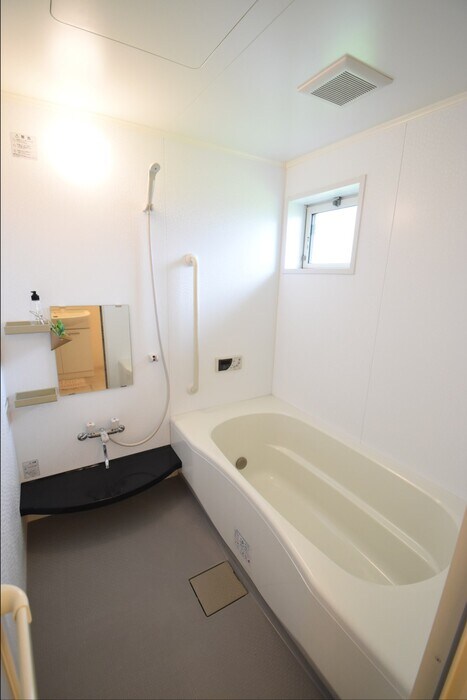 物件内観写真5　(追い焚き機能付きユニットバス（一坪風呂＋窓付）)