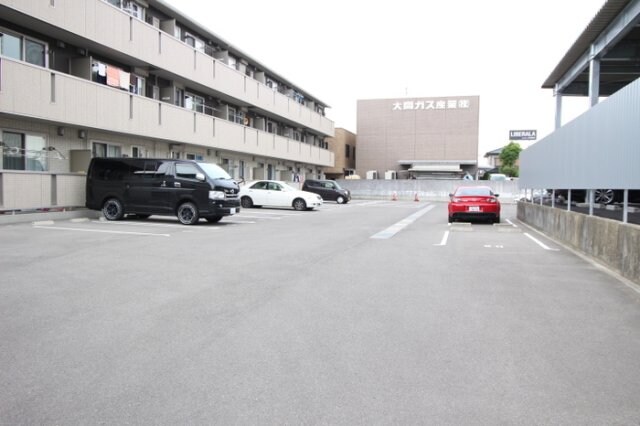物件外観写真7　(駐車場)
