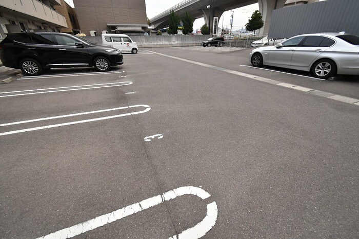 物件外観写真8　(駐車場)