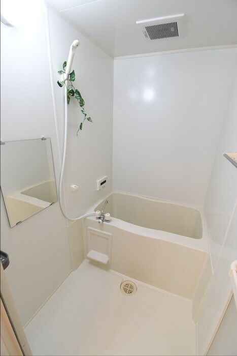 物件内観写真6　(追い焚き機能付きユニットバス)