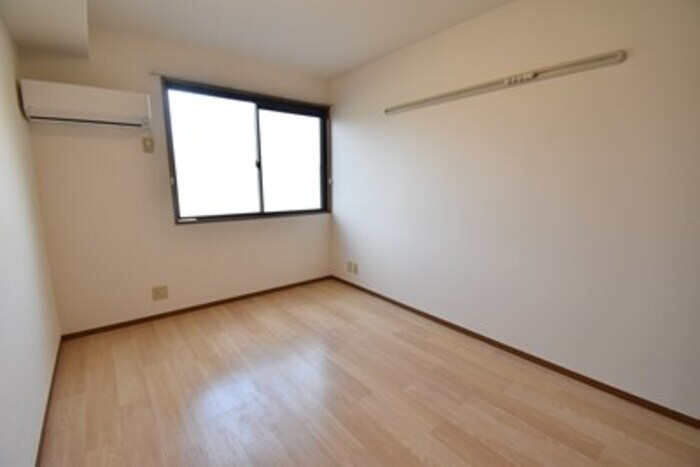 物件内観写真8　(洋室６帖)