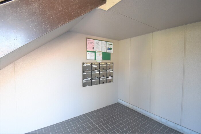 物件外観写真4　(ロビー・郵便ポスト・お知らせ板)