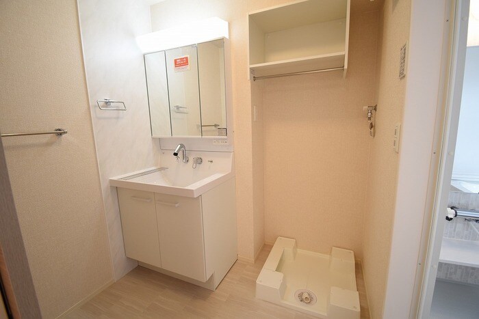 物件内観写真6　(洗髪洗面化粧台・室内洗濯機置場)