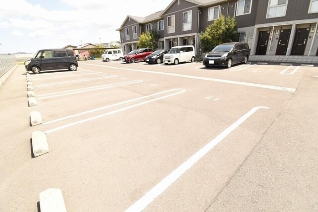 物件外観写真2　(駐車場)