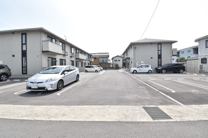 物件外観写真2　(駐車場)