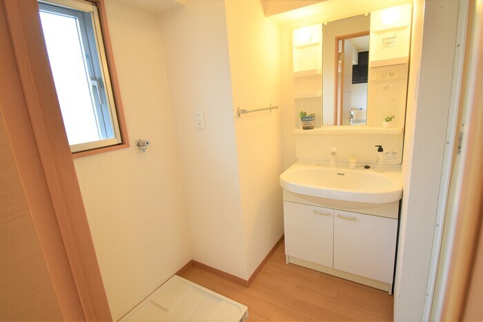 物件内観写真6　(洗髪洗面化粧台・室内洗濯機置場)