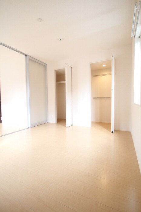 物件内観写真10　(洋室収納)