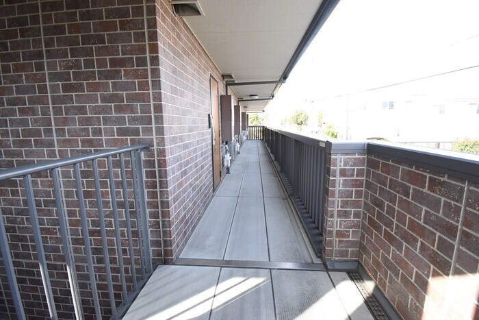 物件外観写真3　(２階廊下)