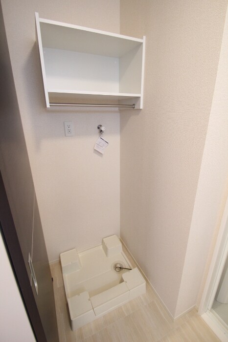 物件内観写真17　(洗濯機置場(収納棚付))