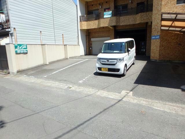 物件外観写真3　(駐車場)