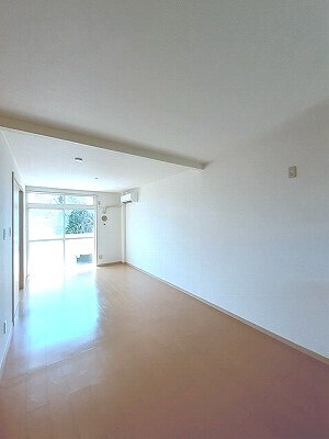 物件内観写真8　(居室・リビング)