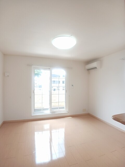 物件内観写真3　(居室・リビング)