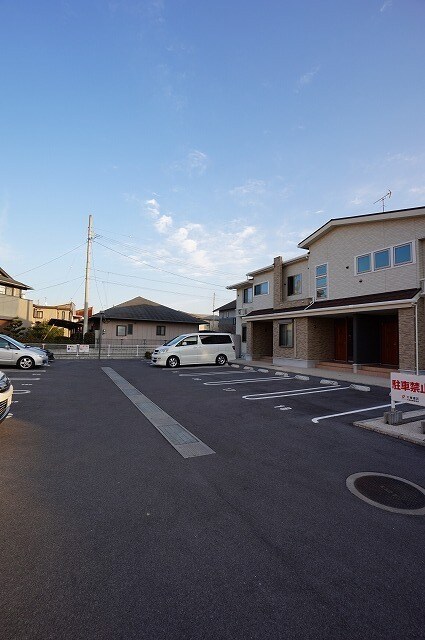 物件外観写真3　(駐車場)