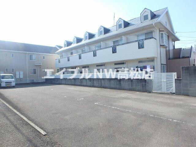 物件外観写真3　(駐車場)