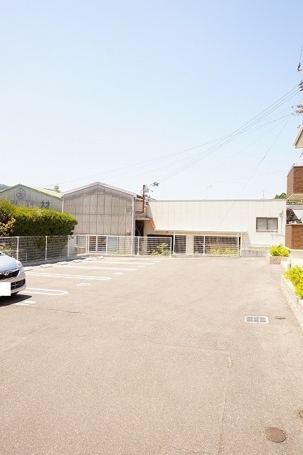 物件外観写真3　(駐車場)