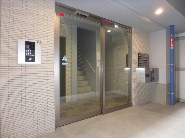 物件外観写真2　(エントランス部分)