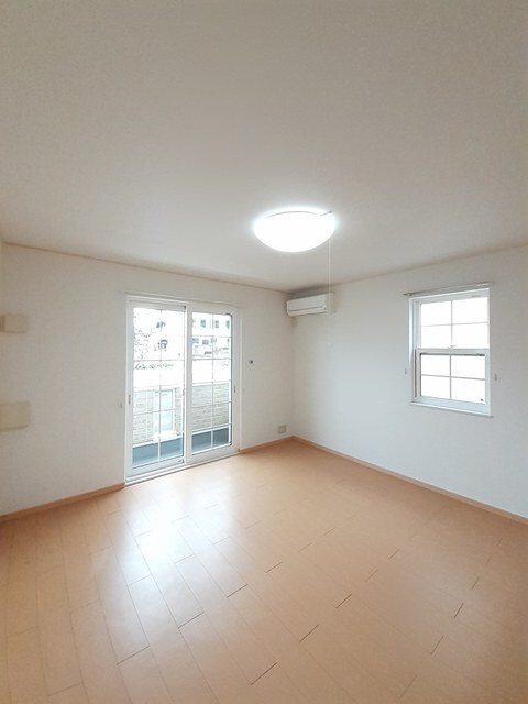 物件内観写真4　(居室・リビング)