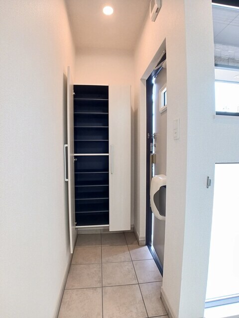 物件内観写真12　(玄関)