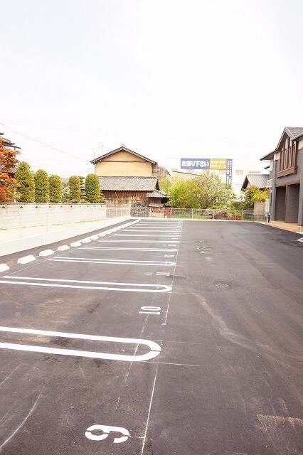 物件外観写真2　(駐車場)