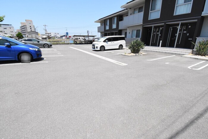 物件外観写真2　(駐車場)