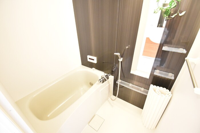 物件内観写真4　(追い焚き機能付きユニットバス)